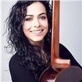 Concertista di chitarra classica professionista laureata in italia, svizzera e inghilterra, insegnante in conservatorio a bari