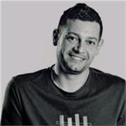 Experto en comunicación y marketing con experiencia en agencias de marketing digital.