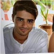 laureato magistrale in economia, marketing e comunicazione, diplomato al liceo linguistico