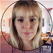 Profesora de idioma inglés dando clases en línea. ¡La ayuda que estabas necesitando!