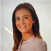 Joven con experiencia y conocimientos para la enseñanza y la motivación de grupos