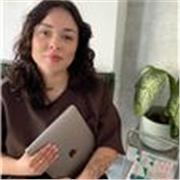 Ich bin Laura, 31 Jahre alt und freiberufliche Grafikdesignerin. Ich gebe Zeichenunterricht für unterschiedliche Stile. 