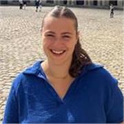 Prof d'anglais, titulaire d'une certification Cambridge et actuellement étudiante en droit. 