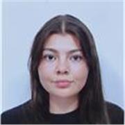 Profesora de dibujo y pintura dirigida a niños de primaria o preescolar.