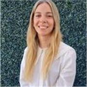 Profesora de Inglés imparte clases a niños de entre 3 y 9 años