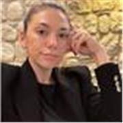 Studentessa di diritto impartisce lezioni di diritto ed economia per studenti frequentanti le scuole superiori
