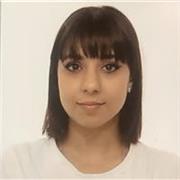 Profesora con experiencia con niños y ayudando en sus tareas o actividades de verano!