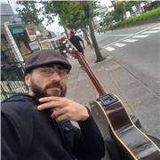 especializado en clases particulares, en la cuales se enseña de forma coherente la coordinación con la guitarra