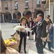 laureata in filosofia impartisce lezioni per studenti del liceo
