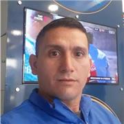 Profesor de baloncesto dicta clases a niños de todas las edades