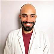 Laureato in Chimica e Tecnologie Farmaceutiche, dottorando al CNR, offre lezioni di Biologia, Biochimica, Scienze della Terra