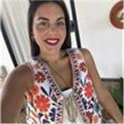 Profesora titulada en Educación Infantil, con máster en Educación Especial. 