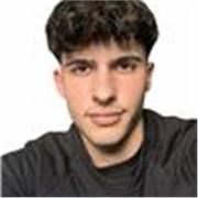 Estudiante de medicina imparte clases de forma presencial y telemática.