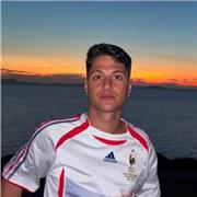 Un joven apasionado por la historia que se acaba de licenciar y quiere compartir su pasión con niños de todas las edades.