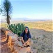 Maestra de inglés o humanidades con material flexible para adultos y/o niños