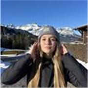 He hecho bachiller de humanidades, estudio educación primaria, francés como idioma y tengo el curso de monitora