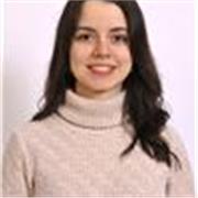 Studentessa impartisce lezioni di cinema a studenti e studentesse di scuola elementare/media/superiore
