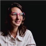 Profesora de psicología dicta clases a todas las edades