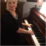 Insegnante di pianoforte classico/canto lirico e moderno/teoria musicale, solfeggio dettato, armonia, contrappunto, direzione del coro di bambini, cantante lirica solista soprano,con una esperienza lavorativa di 28 anni di insegnamento nelle scuole statal