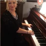 Insegnante di pianoforte classico/canto lirico e moderno/teoria musicale, solfeggio dettato, armonia, contrappunto, direzione del coro di bambini, cantante lirica solista soprano,con una esperienza lavorativa di 28 anni di insegnamento nelle scuole statal