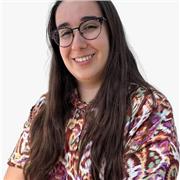 Profesora de ingles imparte clases a niños y niñas hasta primaria