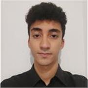 Professeur particulier donne un cours de soutien de mathématiques à des élèves du primaire jusqu’au terminal