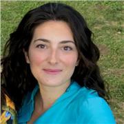 laureata in scienze internazionali e diplomatiche impartisce lezioni in discipline umanistiche, linguistiche e sviluppo tesi