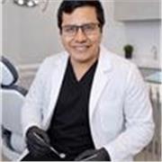 Profesor de biología que imparte curso a escolares