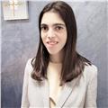 Chica joven imparte clases de español para extranjeros en remoto
