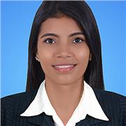 Profesora de ciencias naturales imparte clases a niños de primaria