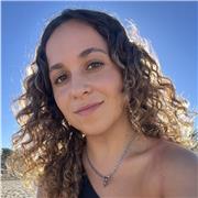 Soy profesora de español para extranjeros, ofreciendo clases en línea diseñadas para adaptar el aprendizaje a las necesidades