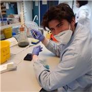 professeur de biologie, connaissant bien le programme d'études de l'IB