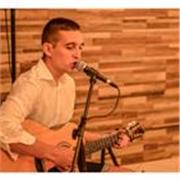 Docente di musica impartisce lezioni di chitarra