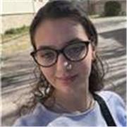 Je peux aider pour les cours de primaire environ jusqu’au cours de cinquième. Pour de l’aide aux devoirs et aux leçons