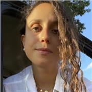 Dietista nutrizionista impartisce lezioni di scienze per studenti di medie e superiori