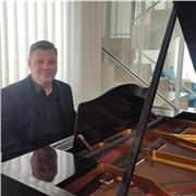 Professeur suisse de clavier/piano et de théorie musicale. Je donne des cours pour tous les âges, du niveau débutant à avancé