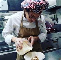 Doy clases de español y también doy clases de cocina mediterránea (paellas, ensaladas, pastelería), y de informática básica