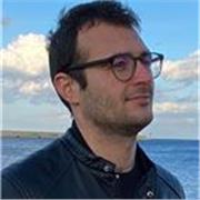 Docente di storia e filosofia impartisce lezioni e aiuto compiti estivi