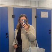 Professeur particulier donne des cours à des élèves de primaire