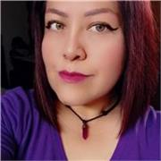 Profesora de inglés imparte clases a niños y adultos