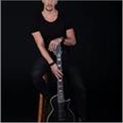 Diplomato al conservatorio in Jazz e Pop/Rock con anni di esperienza offre lezioni di chitarra in presenza e online