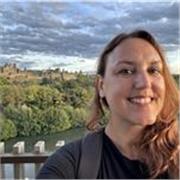 Profesora de Psicología y Ciencias Sociales. Me motiva mucho transmitir conocimiento y se me da muy bien adaptarme al alumno.