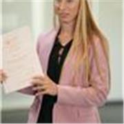 Laureata magistrale in biotecnologie mediche impartisce lezioni in materie scientifiche