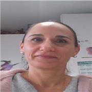 Profesora de primaria imparte clases de refuerzo, acompañamiento y explicación en tareas para casa (deberes)