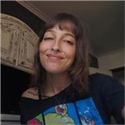 Profesora de inglés imparte clases a personas de todas las edades y niveles