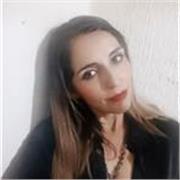 Profesora de teatro imparte clases a personas de todas las edades