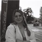 Profesora titulada en diseño con conocimientos en dibujo técnico y diseño, máster en educación y cinco años de experiencia