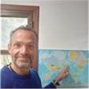 Hello! My name is Ben. I'm English! Si,soy Inglés, Inglés! y licenciado en literatura inglesa y filosofía. Profe desde hace muchos años incluso en colegios. Tengo titulación en enseñanza del inglés para extranjeros. Doy clases online teams o en la zona de