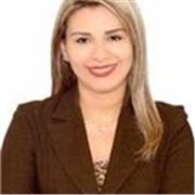 Profesor de español imparte clases a niños