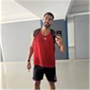 Profesor de educación física, con conocimientos en entrenamiento personal. 
